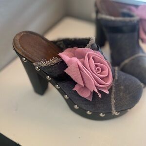 Vintage Denim Platform Heels 4.5” Chunky Heel Studded Wood Sole Rose  Detail